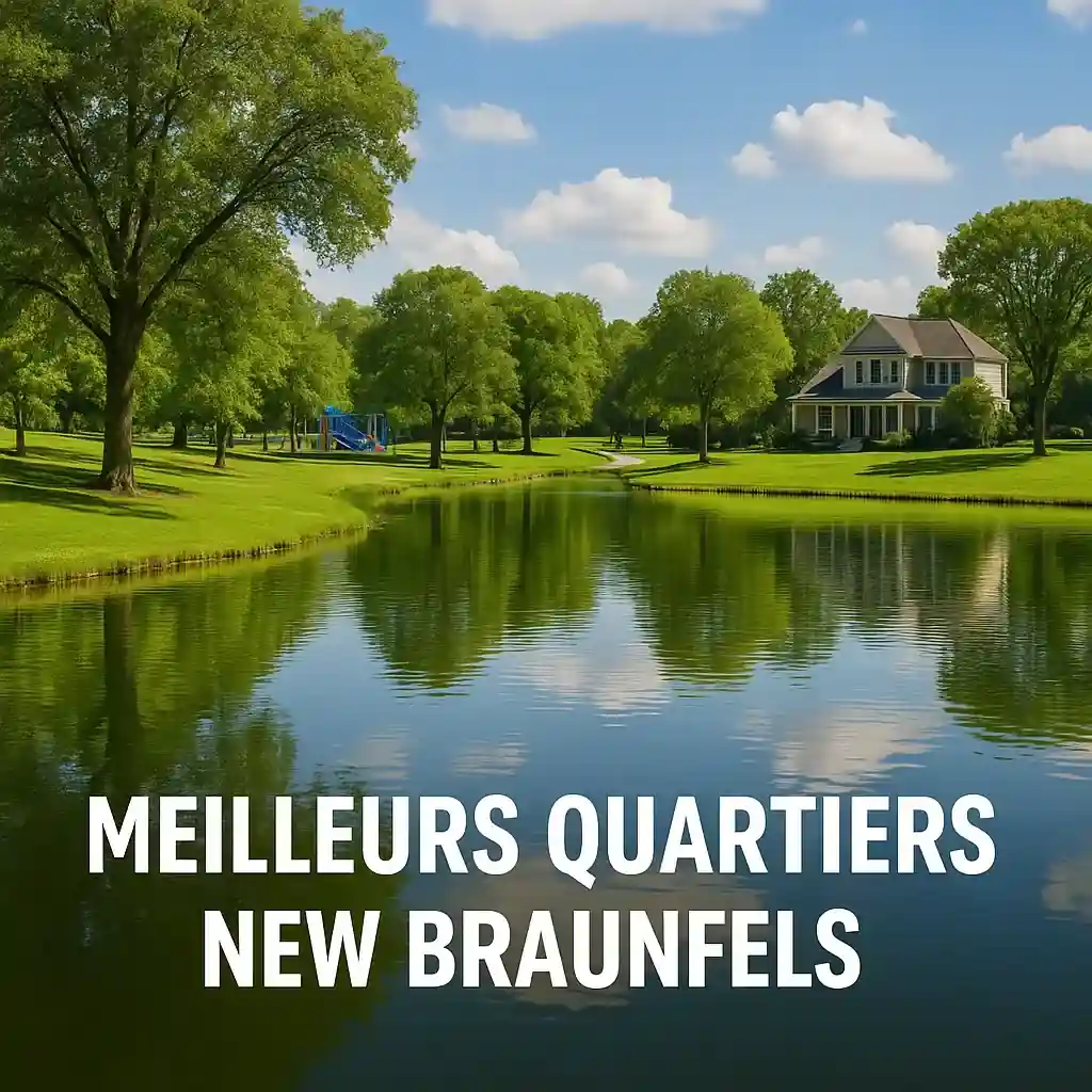 Meilleurs quartiers New Braunfels avec vue sur un lac paisible, une aire de jeux et une maison résidentielle.